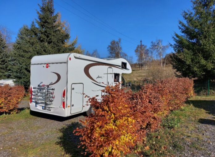 Schlafen Sie im Auto außerhalb des Campingplatzes