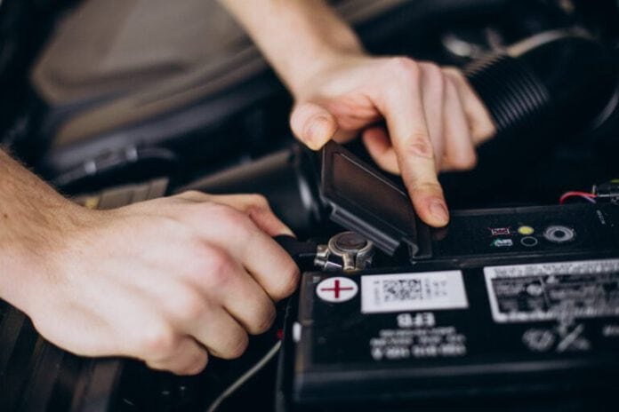 Wie man eine Autobatterie auflädt