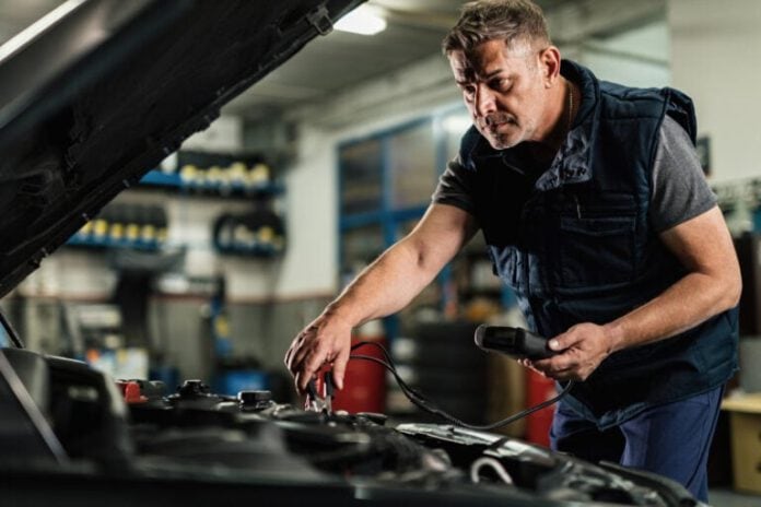 wie man die Autobatterie abklemmt