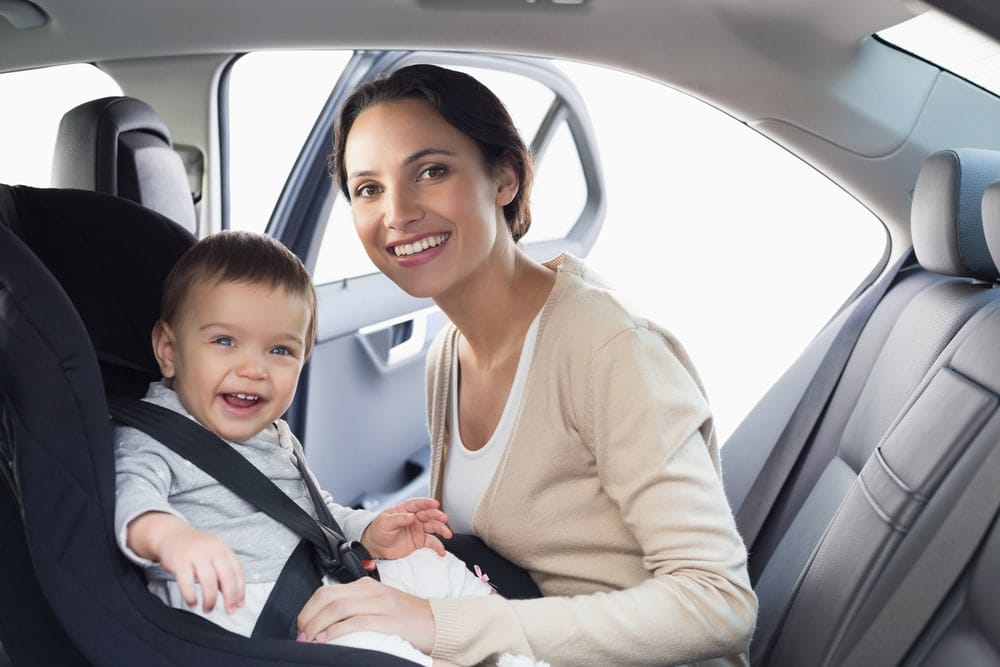 Autokindersitz auf dem Vordersitz